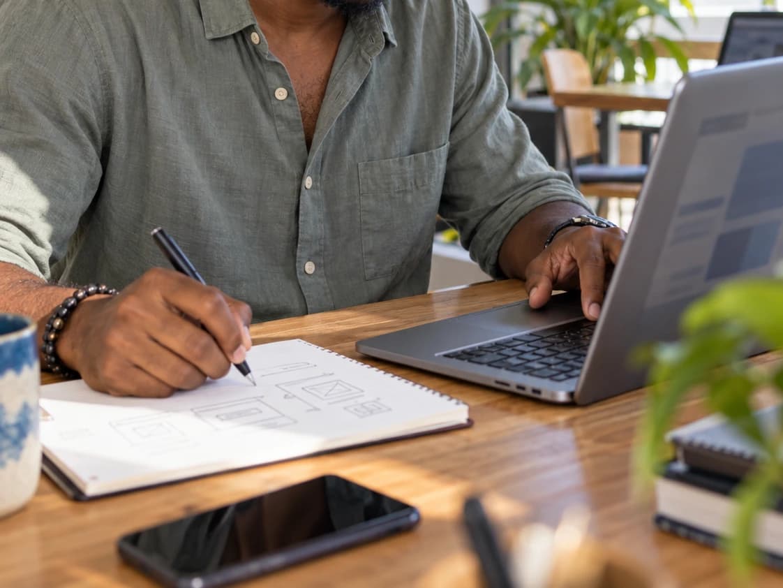 Un développeur prépare un service numérique sur son ordinateur.