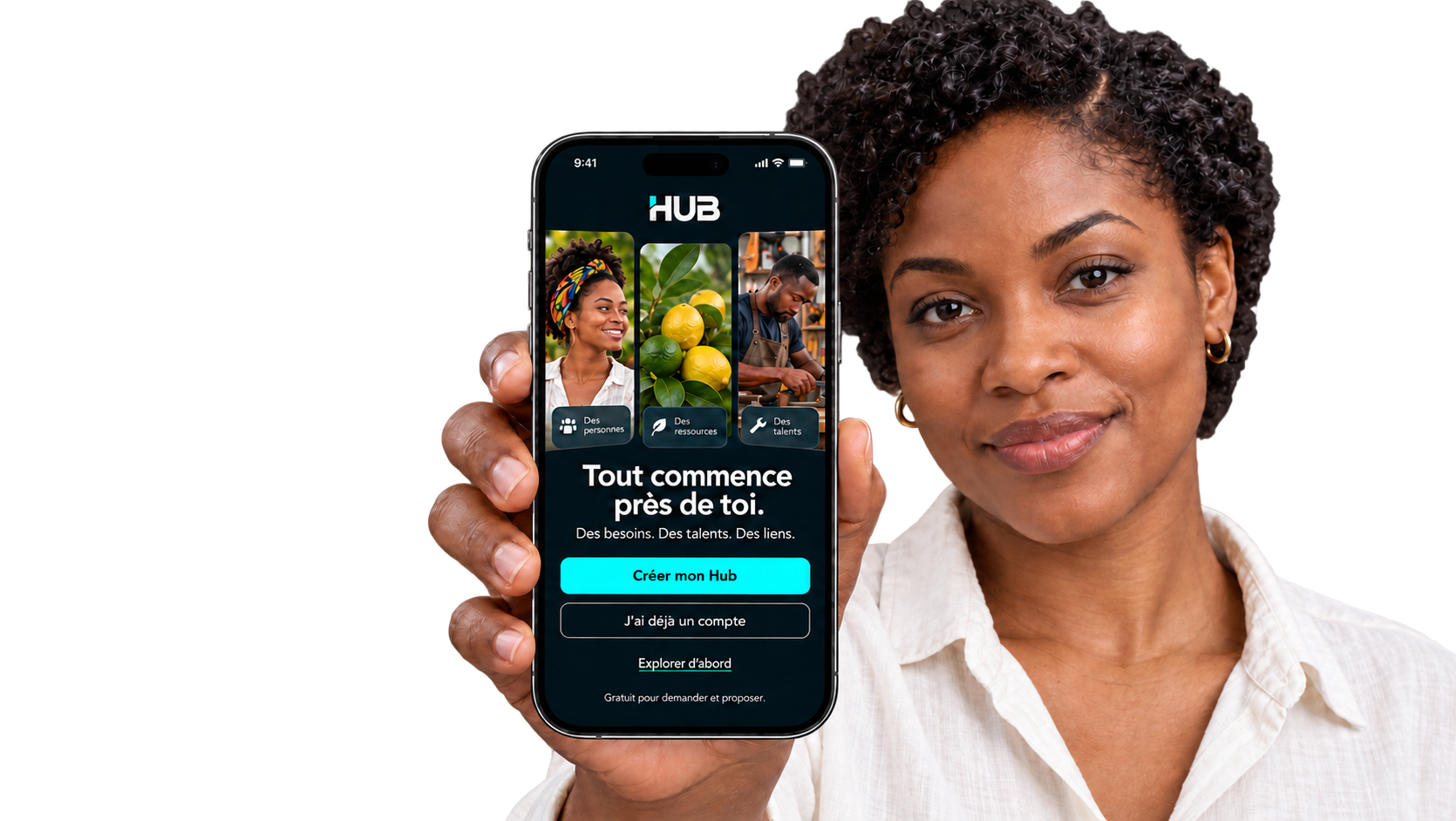 Une femme présente l’écran d’accueil de HUB sur son téléphone.